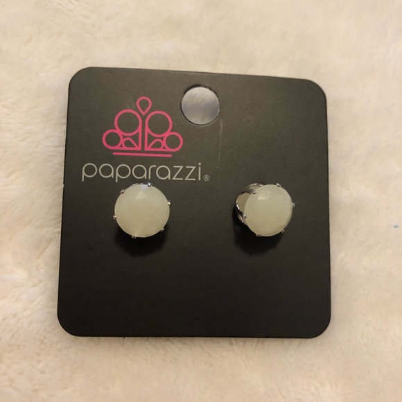 Paparazzi Simply serendipity green post earrings - Glow earrings